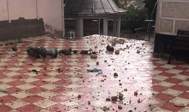 Yıldırım düşen minarenin alemi koptu