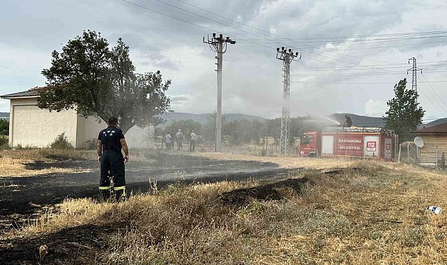Yıldırım düşen tarlada çıkan yangın büyümeden söndürüldü