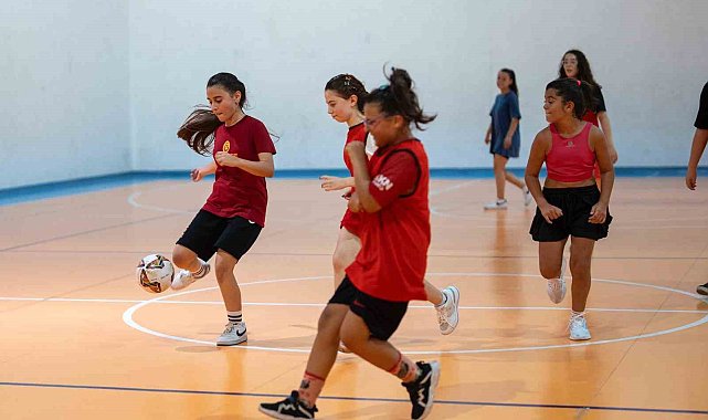 Yıldız Kızlar salon futbolu ile tanıştı