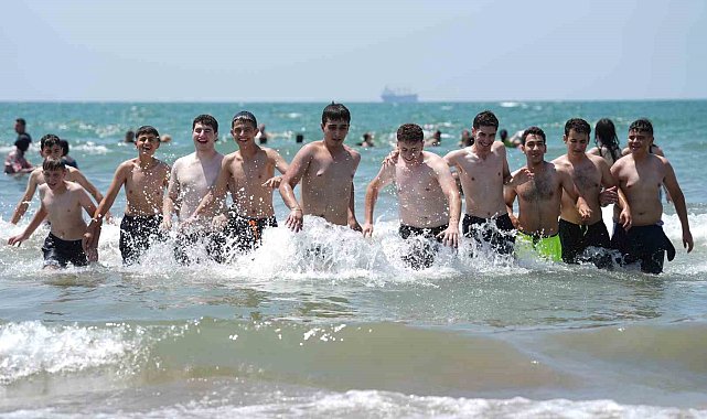 Yılmaz'dan öğrencilere karne hediyesi