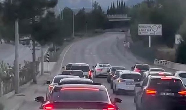 Yolu kapatan konvoydaki gelin arabası zikzak çizerek ilerledi