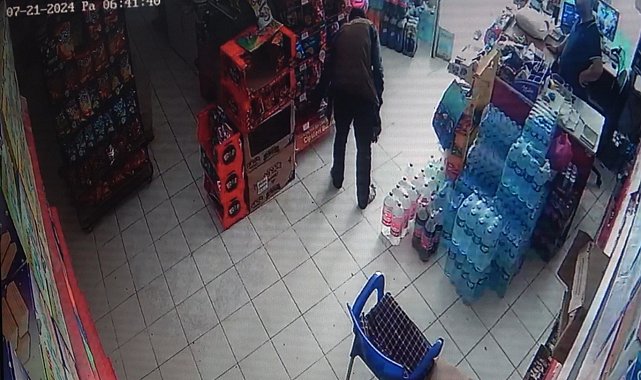 Zemin çamur olmasın diye terliğini çıkaran tarım işçisi takdir topladı