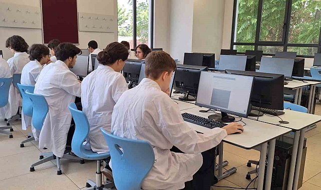 Zeytinburnu'nda bulunan Büyükyalı Mesleki ve Teknik Anadolu Lisesi yeni eğitim döneminde öğrencilerini bekliyor