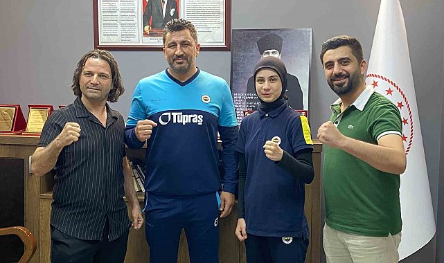 15 yaşında genç boksör Azra Nur Çetin Fenerbahçe'ye transfer oldu
