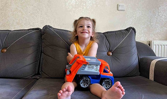 2.5 yaşındaki minik İnci temizlik işçilerini her gün sabırsızlıkla bekliyor