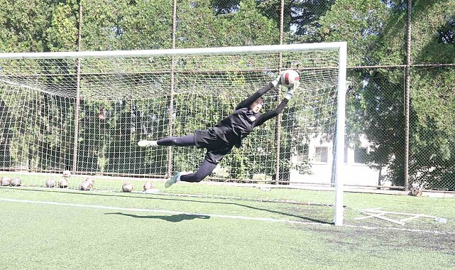 3 büyükler Eskişehirli kalecinin peşinde