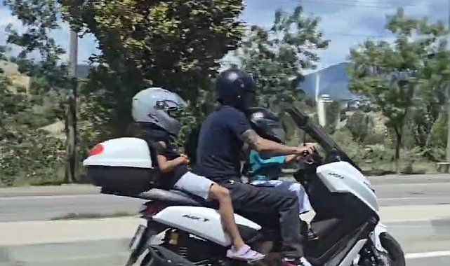 3 kişinin motosikletle yolculuk yaptığı anlar kamerada