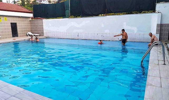 35 derece hava sıcaklığında 41 derece sıcaklıktaki havuza girerek şifa buluyorlar