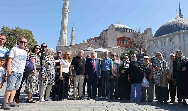 'Emekliler Yılı' kapsamında düzenlenen etkinlikte emekliler İstanbul'un tarihi yerlerini gezdi