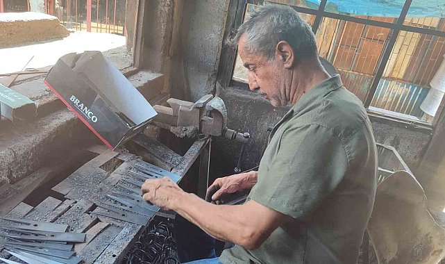 46 yıldır çoban köpeklerine tasma yapıyor