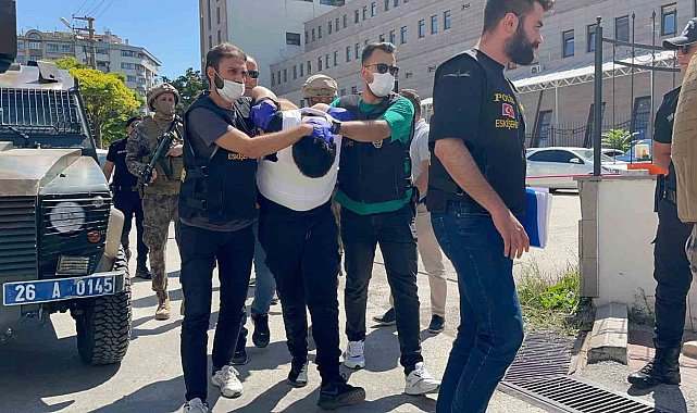 5 kişiyi bıçakla yaralayan saldırgan tutuklama talebiyle mahkemeye sevk edildi