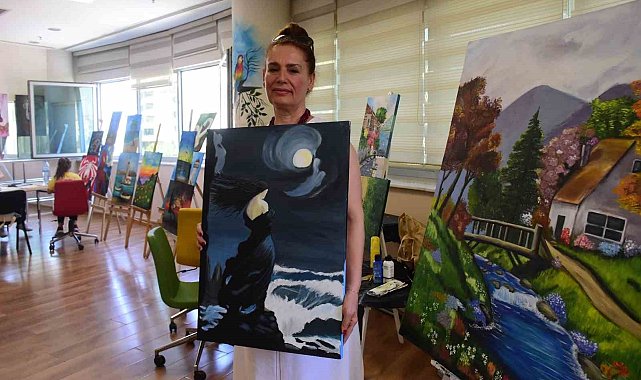 64 yaşındaki depremzede kadın, depremin acısını resimle aşıyor