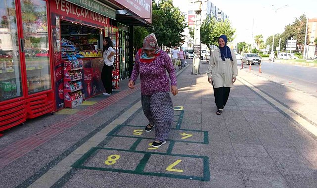 7&#039;den 70&#039;e her yaştan vatandaş &#039;sek sek&#039; oynayarak geçiyor
