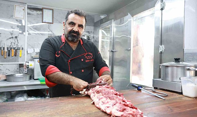 8 yaşındayken elini kıyma makinesine kaptıran kasabın, 5 parmağında 10 marifet