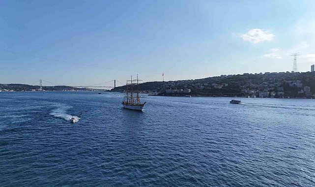 86 yaşındaki Romanya yelkenli eğitim gemisi İstanbul Boğazı'ndan geçti