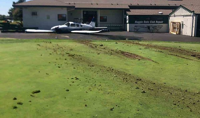 ABD'de küçük uçak golf sahasına düştü