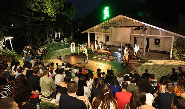 Açık havada tiyatro keyfi Ormandaki Kulübe'de başladı
