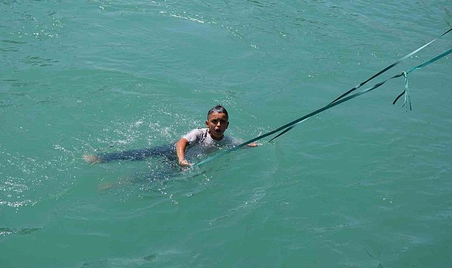 Adana'da gençler kanal kenarlarına bağladıkları iple hayata tutunuyorlar