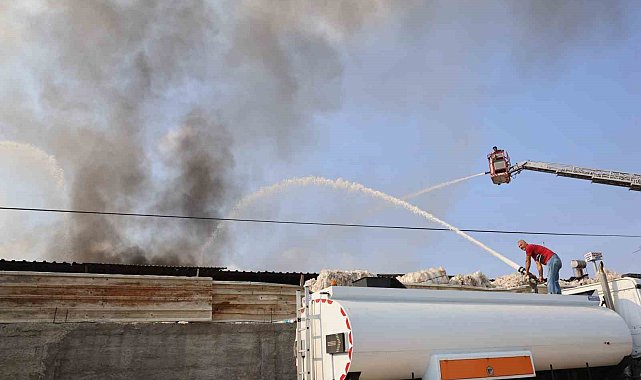 Adana'da geri dönüşüm fabrikası alevlere teslim oldu