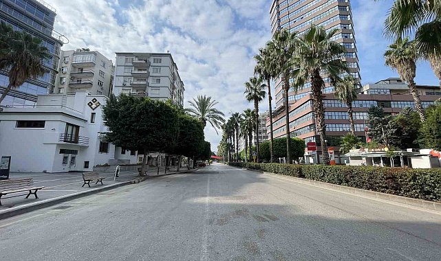 Adana'da kavuran sıcaklarla sokaklar boşaldı, kentteki sakinlik vatandaşı memnun etti