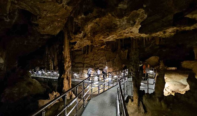 Afrika sıcaklarından kaçan soluğu Karaca Mağarası'nda alıyor