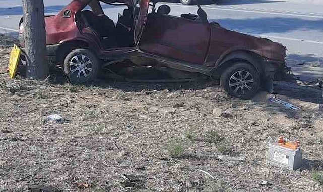 Ağaca çarpıp hurdaya dönen TOFAŞ'tan sağ çıkamadı