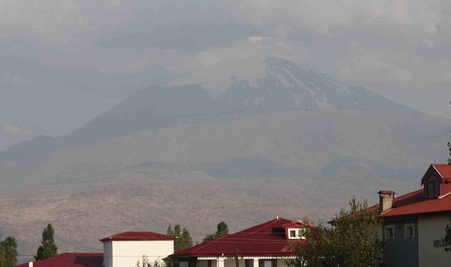 Ağrı Dağı sıcak hava nedeniyle erimeye devam ediyor