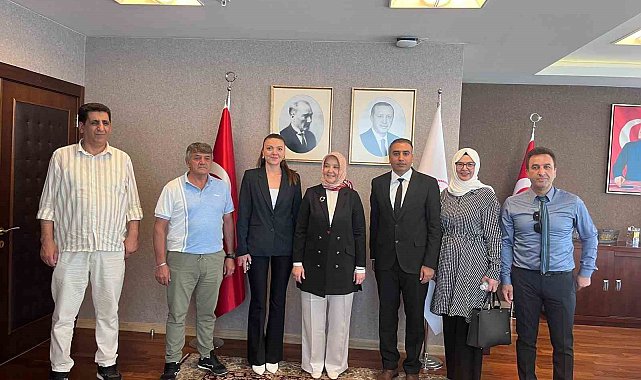 Ağrı Kadın Futbol Takımı, Bakan Göktaş ile bir araya geldi