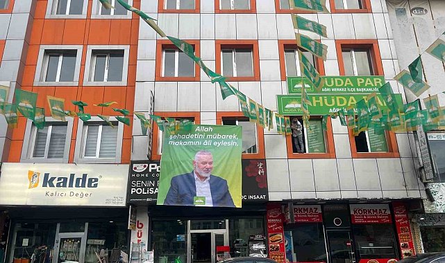 Ağrı'da sehit İsmail Heniyye'nin dev posteri asıldı