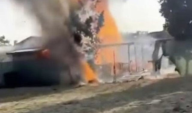 Ahşap evde çıkan yangını hortumla söndürmeye çalışsa da başarılı olamadı