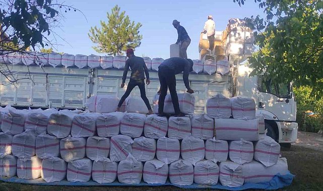 Aileleriyle birlikte ekmeklerini samandan kazanıyorlar