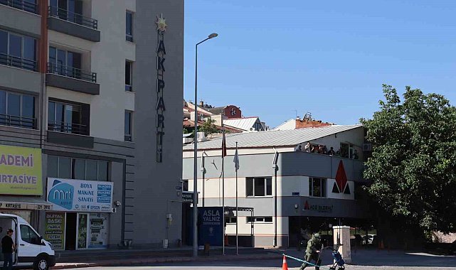 AK Parti binası yakınındaki şüpheli çanta fünye ile patlatıldı