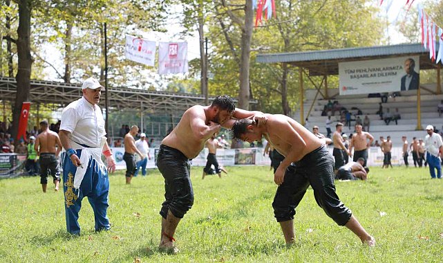 Akbalık Yağlı Güreşleri'nde 600 pehlivan ter döküyor