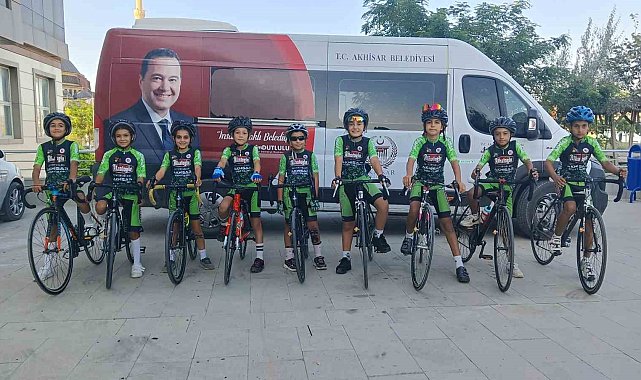 Akhisarlı bisikletçiler zirveyi zorluyor