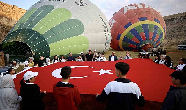 Aksaray'da sevgi evi çocukları çocuklar 30 Ağustos Zafer Bayramı'nı balon uçuşu ile kutladı