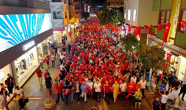 Alanya'da 30 Ağustos Zafer Bayramı fener alayıyla kutlandı