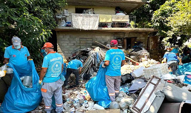Alanya'da evden 4 kamyon dolusu çöp çıktı