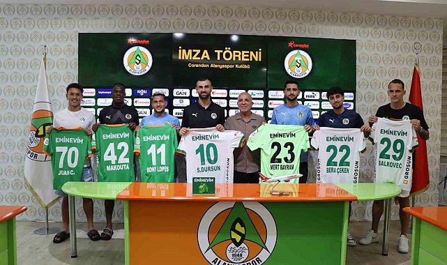 Alanyaspor, sözleşme yenilediği ve transfer ettiği futbolcularını tanıttı