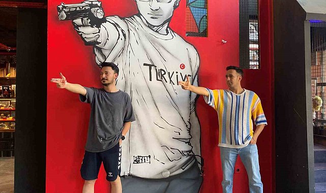 Alaşehirliler dünyanın en havalı duruşuyla poz veriyor