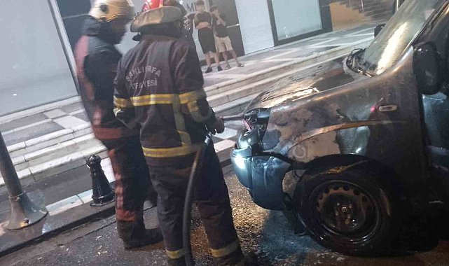 Alev alan otomobili itfaiye söndürdü