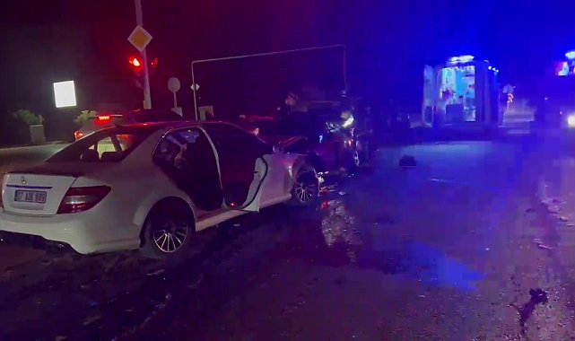 Alkollü sürücü kırmızı ışıkta bekleyen araçların arasına daldı: 5 yaralı