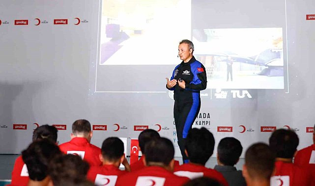 Alper Gezeravcı, Kızılay Gençlik Kampı&#039;nda depremzede öğrencilerle buluştu