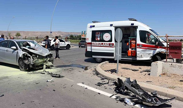 Ambulansla otomobil çarpıştı: 3'ü sağlık personeli 6 yaralı