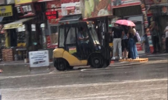 Aniden başlayan yağış sonrası yayaların imdadına belediye forkliftle yetişti