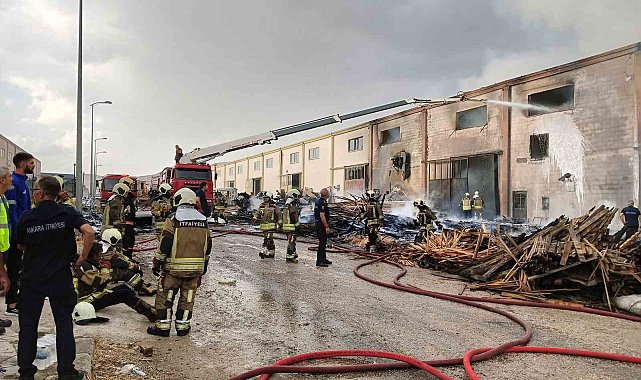 Ankara'da kereste ve polyester imalathanesindeki yangın kontrol altına alındı