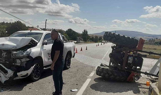 Ankara'da otomobil ile traktörün çarpıştığı 2 kişi yaralandı