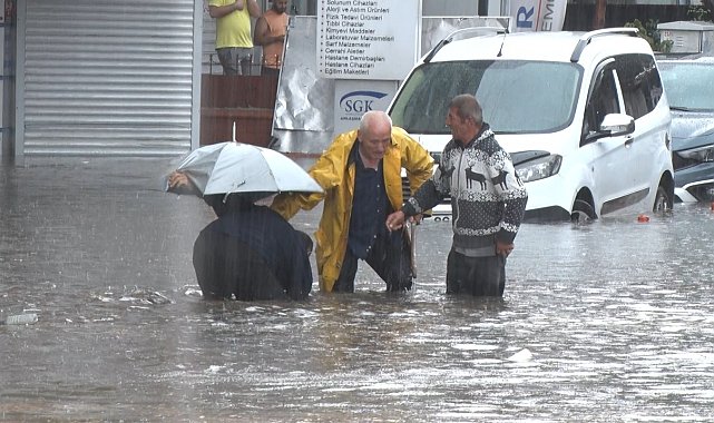 Ankara'da sağanak: Yollar göle döndü, araçlar ve iş yerleri su içinde kaldı
