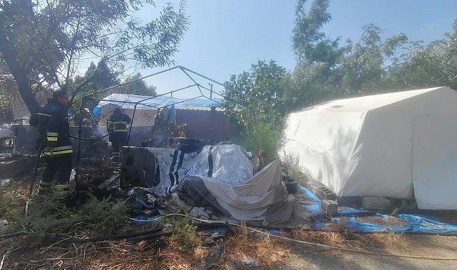 Antakya'da depo olarak kullanılan çadır yandı