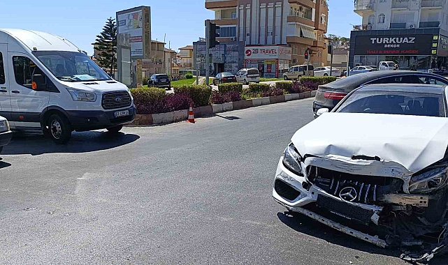 Antalya'da 3 araçlı zincirleme kaza: 2 yaralı