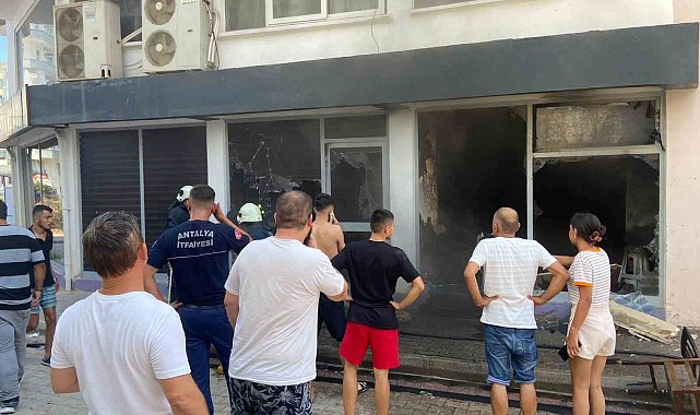 Antalya'da bayan kuaföründe çıkan yangın korkuya neden oldu